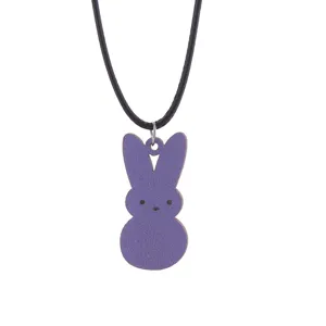 Detaillierte Nahaufnahme des wunderschönen lila Kaninchen Holzanhängers für Ostern.