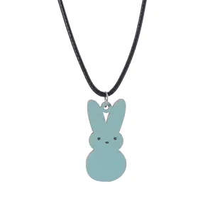 Süße pastellblaue Hase Holz Anhänger Halskette Detail, leichte Festival Party Accessoire