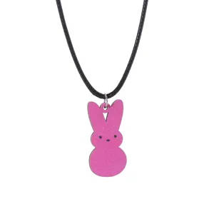 Süße rosa Hase Holz Anhänger Halskette mit schwarzer Kordel, perfekt für Osterparty Geschenke.