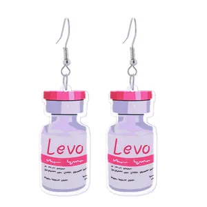 Gedetailleerd overzicht van acryl medicijnflesje oorbellen in roze, leuke verpleegster sieraden.