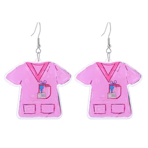Roze verpleegster acryl oorbellen, leuke medische thema hangende oorbellen voor dames dagelijks.