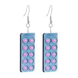 Gedetailleerd overzicht van acryl blister pil hart oorbellen, unieke fantasie oor sieraden.