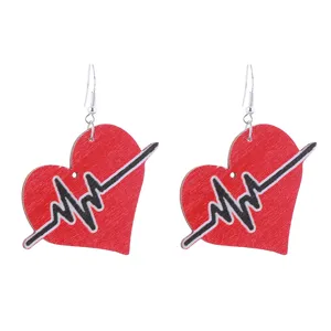 Orecchini a cuore in legno rosso con design a linea di polso, vista ravvicinata del prodotto.