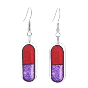 Leuke glinsterende acryl capsule pil hanger oorbellen met zilveren haken voor dames.