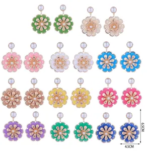 Bohemische handgemachte Bast Blumen Ohrringe mit Perlensteckern und Metalldetails, schick.