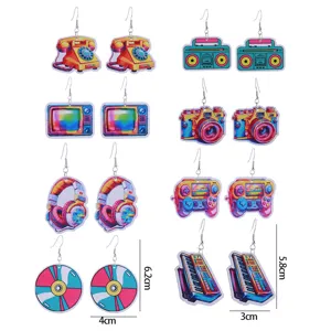 Retro Vintage Stil Holzohrringe Detail mit bunten Kassetten Fernseher Kamera und Spielkonsole Motiven.