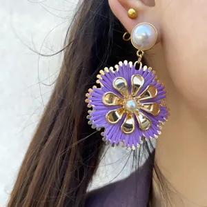 Bohemische handgemachte Bast-Ohrringe mit Goldmetall und Perlen für Urlaub und Street-Style.