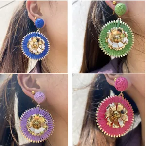 Élégantes boucles d'oreilles fleuries en métal et raphia tissé pour vacances de femmes.
