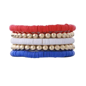 Set van stapelbare rood witte blauwe armbanden met platte kralen en gouden ballen voor dames.