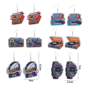 Retro Holz Vintage Ohrringe Set mit Schreibmaschine Kassetten und Uhr Designs.