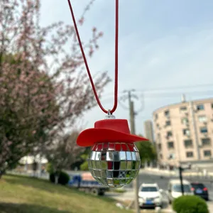 Detailansicht des Discokugel Auto Hängeornaments mit stylischem rotem Cowboyhut.