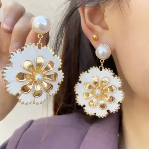 Boho handgemachte Bast Blumen Ohrringe, große goldene Metall Perlen Statement Ohrhänger Damen.