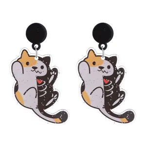 Primer plano detallado de pendientes de acrílico con diseño de gato medio esqueleto y brillo.