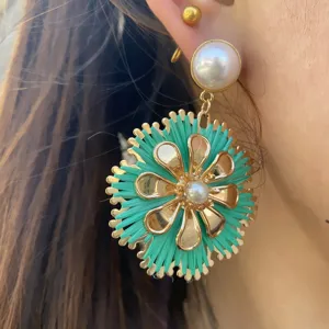 Böhmische handgemachte Bast Blumen Ohrringe mit Metallblüten und Perle für Sommer Urlaub.