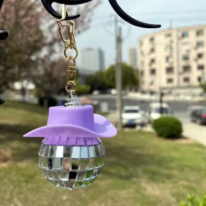 Disco Kugel Auto Hängeornament mit lila Cowboyhut Schlüsselanhänger Rückspiegel Zubehör