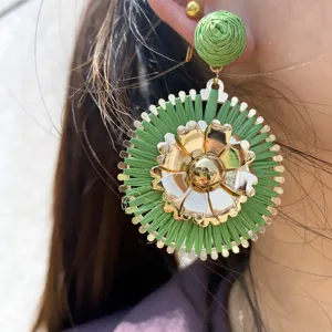 Boucles d'oreilles pendantes en métal et raphia vert, bijoux tissés pour femmes en vacances.