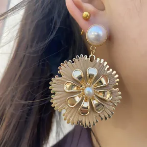 Handgemachte Bast Blumen Ohrringe, Bohème Stil Gold Metall Perlen Statement Ohrhänger Damen.