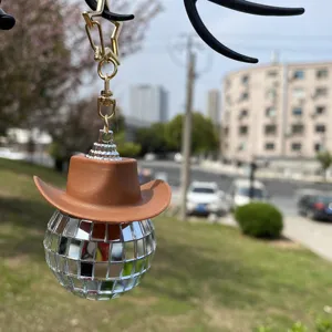 Disco Spiegelkugel Auto Hängeornament mit süßem braunen Cowboyhut Schlüsselanhänger Rückspiegel.