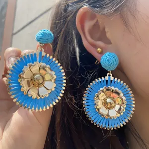 Boucles d'oreilles pendantes en raphia bleu et fleurs en métal doré, bijoux bohèmes faits main.