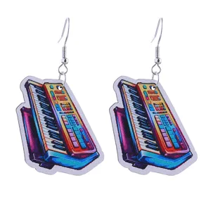 Detailaufnahme von Retro Synthesizer Keyboard Holz Ohrringen mit buntem Musikdesign.