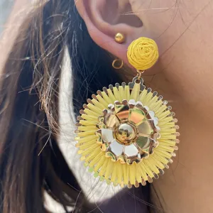Chics boucles d'oreilles pendantes en métal et raphia tissé main, idéales pour vos vacances d'été.