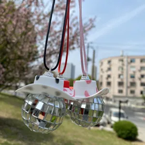 Disco Spiegelkugel Auto Hängeornament mit Kuhmuster Cowboyhut Rückspiegel Retro Autozubehör.