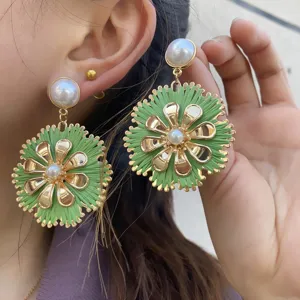 Böhmische grüne Bast-Blumen-Ohrringe mit Perlen und goldenen Metalldetails für den Urlaub.