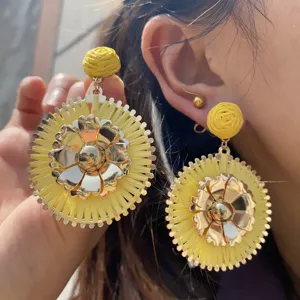 Boucles d'oreilles fleur en raphia bohème grandes pendantes métalliques style plage vacances