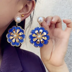 Blaue Bastblumen Statement Ohrringe mit goldenen Metallblueten und Perlen im Boho Stil neu.