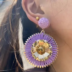 Boucles d'oreilles pendantes en raphia et fleurs en métal pour femmes, style vacances.
