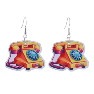 Retro Telefon Holz Ohrringe Detailansicht, einzigartiger nostalgischer Ohrschmuck Stil.