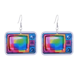 Detailansicht zeigt das einzigartige, bunte Retro-Fernseher-Holzohrringe-Design.