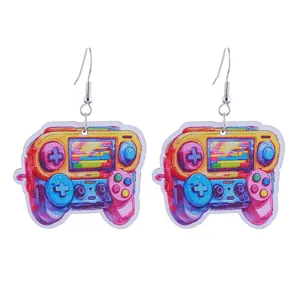 Retro Spielkonsole Ohrringe, buntes Holz Neuheit Schmuck, detailierte Nahaufnahme Ansicht.