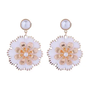 Elegante bohemian geflochtene Bast Blumen Ohrringe mit Perlensteckern und goldenen Details.