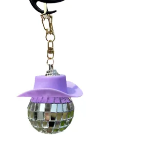 Auto Hängedeko Diskokugel Spiegel mit violettem Cowboyhut Rückspiegel Schlüsselanhänger Accessoire