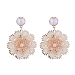 Böhmische Raffia Blumen Ohrringe Detailansicht, Gold Metall und Perle Schmuck Design.
