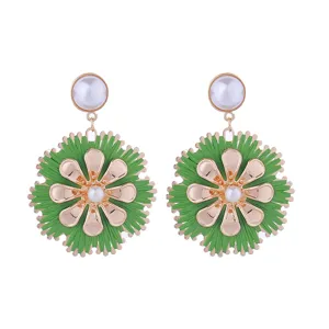Böhmische handgefertigte Bast Blumen Ohrringe mit Perlensteckern und goldenem Metalldesign.