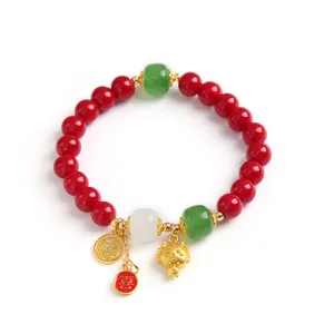 Rotes Kristallperlen-Armband zum Jahr des Drachen mit Glücksbringern und Tierkreis-Symbolen.