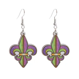 Detailansicht von bunten Karneval Lilien Holzohrringen mit Lila Gruen und Gold Farbton.