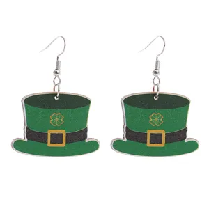 Hölzerne St. Patricks Day grüne Hut Ohrringe Detailaufnahme, Kleeblatt Motiv Design.