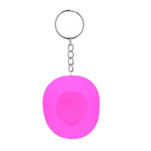 Detailansicht des leuchtend rosa Cowboyhut-Schlüsselanhängers mit langlebigem Silberring.