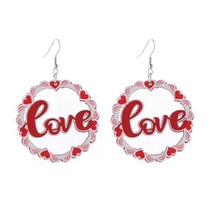 Holz Liebe Herz Ohrhänger Detailansicht, rote Schrift romantischer Feiertag Schmuck Design.