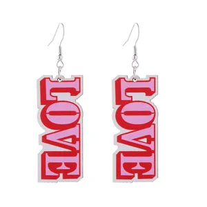 Holz Love Ohrringe mit rosa und roten vertikalen Buchstaben, stylischer Modeschmuck.