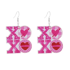 Valentinstag Holzohrringe mit süßem XOXO und Herz Druck, rosa süßes Ohrring Design.