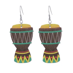 Nahaufnahme der bunten hölzernen Djembe Trommel Ohrringe mit ethnischem geometrischem Muster.
