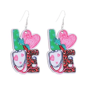 Simpatici orecchini pendenti in legno a tema infermiera con stetoscopio e cuore, bellissimi gioielli.