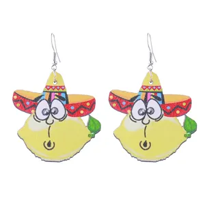 Detailansicht lustiger mexikanischer Sombrero Zitrone Holzohrringe mit buntem Cartoon Design.