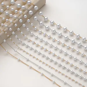 Dettaglio di catene di perle con maglie in filo d'oro e d'argento di varie dimensioni per fai da te.