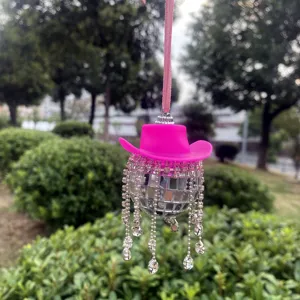 Nahaufnahme des rosa Cowboyhut Diskokugel Auto Hängeornaments mit funkelnden Strasssteinen.