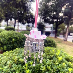 Nahaufnahme des rosa Cowboyhut Disco Ball Auto Hängeornaments mit funkelnden Strasssteinen.
